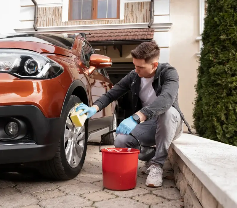 Lavage auto à domicile Sainte-Cécile-les-Vignes : professionnel intervenant sur un véhicule